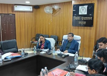 गढ़वा में DDC का बैंकों को अल्टीमेटम: “CD रेशियो सुधारो, KCC लंबित मत रखो वरना…” – PMJJBY के 8 परिवारों को मिला लाखों का चेक!