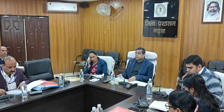 गढ़वा में DDC का बैंकों को अल्टीमेटम: “CD रेशियो सुधारो, KCC लंबित मत रखो वरना…” – PMJJBY के 8 परिवारों को मिला लाखों का चेक!