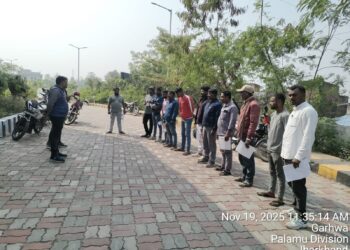 गढ़वा में सड़क पर बड़ा धमाका: हेलमेट नहीं तो जान गई! गुड समरिटन बने तो 2000 रुपये + सम्मान, हिट एंड रन में 2 लाख तक का मुआवजा!