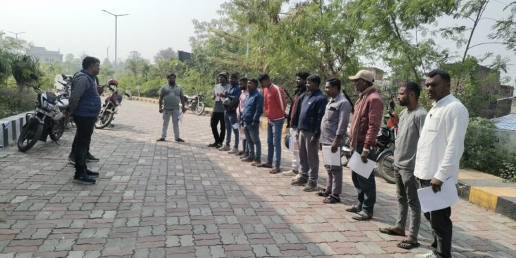 गढ़वा में सड़क पर बड़ा धमाका: हेलमेट नहीं तो जान गई! गुड समरिटन बने तो 2000 रुपये + सम्मान, हिट एंड रन में 2 लाख तक का मुआवजा!