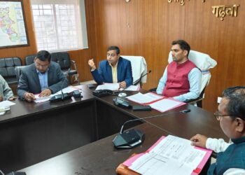 गढ़वा DC की अनुकंपा बैठक में सख्ती: “कागज पूरा नहीं तो नौकरी नहीं!”—6 आश्रितों का फैसला टला, 4 कर्मियों की नौकरी पक्की