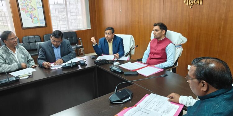 गढ़वा DC की अनुकंपा बैठक में सख्ती: “कागज पूरा नहीं तो नौकरी नहीं!”—6 आश्रितों का फैसला टला, 4 कर्मियों की नौकरी पक्की