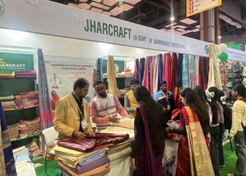 दिल्ली IITF में झारखंड की दीदियों ने मचाया धमाल: 70% तसर सिल्क सिर्फ हमारा, कोकून से करघे तक लाइव जादू—लोग बोले “ये तो सिल्क की रानी है!”