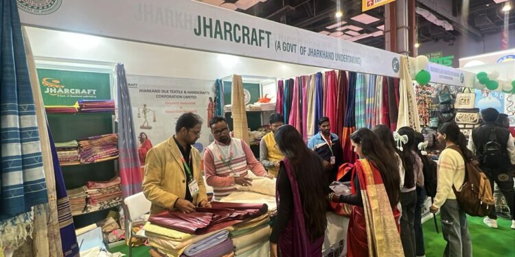 दिल्ली IITF में झारखंड की दीदियों ने मचाया धमाल: 70% तसर सिल्क सिर्फ हमारा, कोकून से करघे तक लाइव जादू—लोग बोले “ये तो सिल्क की रानी है!”