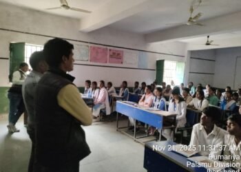 गढ़वा हाईस्कूल में बच्चों ने ठान लिया: “हेलमेट लगाओ, जान बचाओ, गुड समरिटन बनो तो 5000 रुपये + सर्टिफिकेट पाओ!”