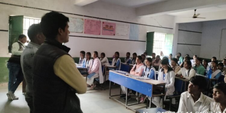 गढ़वा हाईस्कूल में बच्चों ने ठान लिया: “हेलमेट लगाओ, जान बचाओ, गुड समरिटन बनो तो 5000 रुपये + सर्टिफिकेट पाओ!”