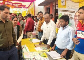 गढ़वा में सरकार घर आई: DC ने खुद दीप जलाया, प्रज्ञा केंद्र की मनमानी पकड़ी तो कोड रद्द, पूरे जिले में उमड़ा जनसैलाब!