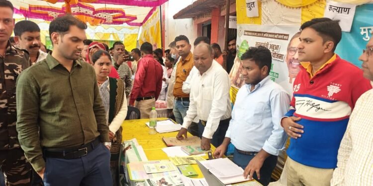 गढ़वा में सरकार घर आई: DC ने खुद दीप जलाया, प्रज्ञा केंद्र की मनमानी पकड़ी तो कोड रद्द, पूरे जिले में उमड़ा जनसैलाब!