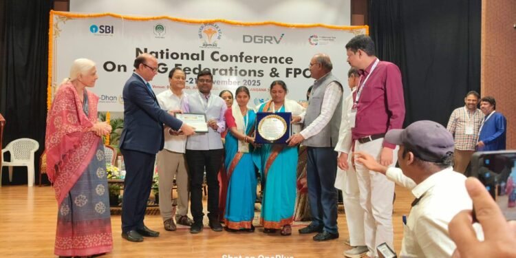 हैदराबाद में झारखंड की दीदियों ने लूट लिया मंच: चतरा की दो CLF को राष्ट्रीय 2nd-3rd, घाटशिला की बगुरिया को ईस्ट जोन में सिल्वर—लोग बोले “ये तो लखपति दीदी की तिकड़ी है!”