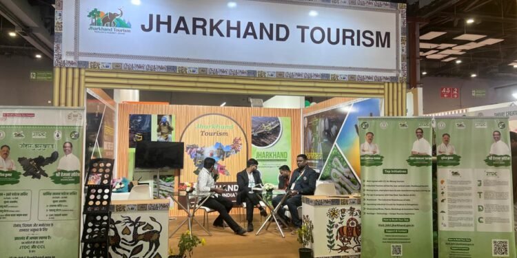 दिल्ली IITF में झारखंड पवेलियन पर लाइन लगी: लोग VR लगाकर चिल्लाए—“अरे ये तो पतरातू वैली है! अभी टिकट कटाओ, झारखंड चलो!”