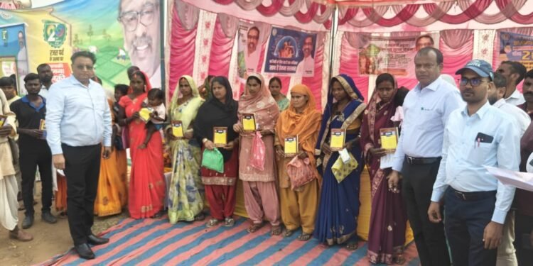 गढ़वा में तीसरे दिन भी सरकार का धमाल: 15 पंचायतों में कंबल-पेंशन-बीज-ऋण सब बरसे, लोग बोले—“अब तो सरकार हमारे आंगन में ही रहने लगी है!”