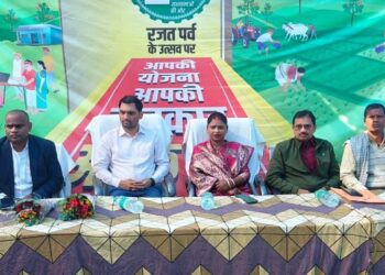 गढ़वा में सरकार फिर गांव में उतरी: DC खुद अमहर खास पहुंचे, बोले—“जो हकदार है, उसे आज ही मिलेगा!” 30 पंचायतों में उमड़ा जनसैलाब