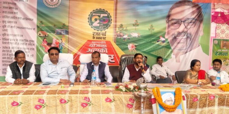 गढ़वा में सरकार का तूफान: 3 दिन में 13,271 आवेदन, कंबल-पेंशन-ऋण सब बरसे, लोग बोले—“अब तो सरकार हमारे घर में ही डेरा डाल चुकी है!”