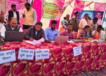 गढ़वा में सरकार का जोरदार धमाका: विधायक अनंत प्रताप देव खुद पहुंचे, बोले—“अब एक भी हकदार बाहर नहीं रहेगा!” 28 पंचायतों में उमड़ा जनसैलाब