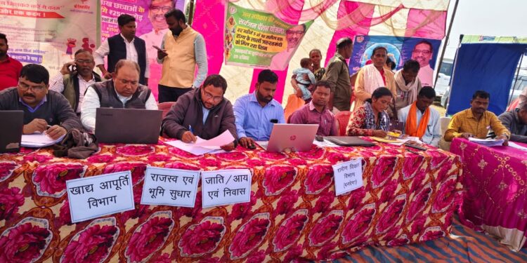 गढ़वा में सरकार का जोरदार धमाका: विधायक अनंत प्रताप देव खुद पहुंचे, बोले—“अब एक भी हकदार बाहर नहीं रहेगा!” 28 पंचायतों में उमड़ा जनसैलाब