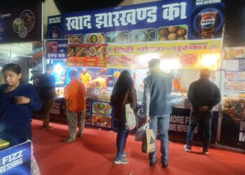 IITF क्लोजिंग सेल में झारखंड का जलवा: ब्रास-मटका सिल्क-फ्यूज़न ज्वेलरी पर बंपर छूट, दाल पीठा-धुस्का खाकर लोग बोले—“झारखंड का सामान और स्वाद दोनों लूट लिए!”