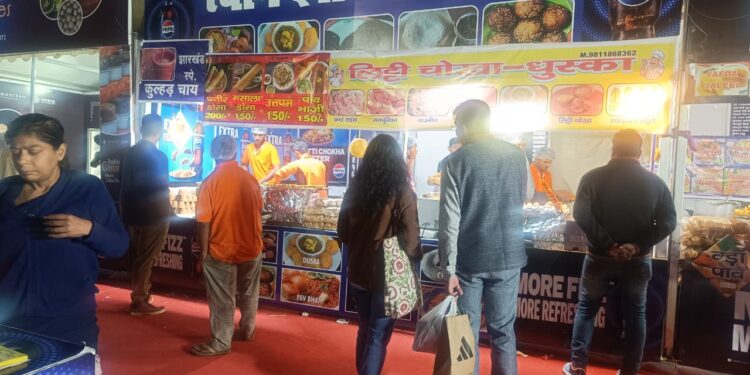 IITF क्लोजिंग सेल में झारखंड का जलवा: ब्रास-मटका सिल्क-फ्यूज़न ज्वेलरी पर बंपर छूट, दाल पीठा-धुस्का खाकर लोग बोले—“झारखंड का सामान और स्वाद दोनों लूट लिए!”