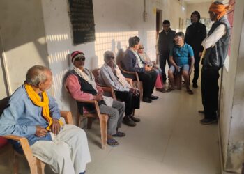 गढ़वा वृद्धाश्रम में दिल छू लेने वाला अपडेट: DSWO पहुंचे, बोले—“इन बुजुर्गों के चेहरे पर मुस्कान लौटाकर ही दम लूंगा!”