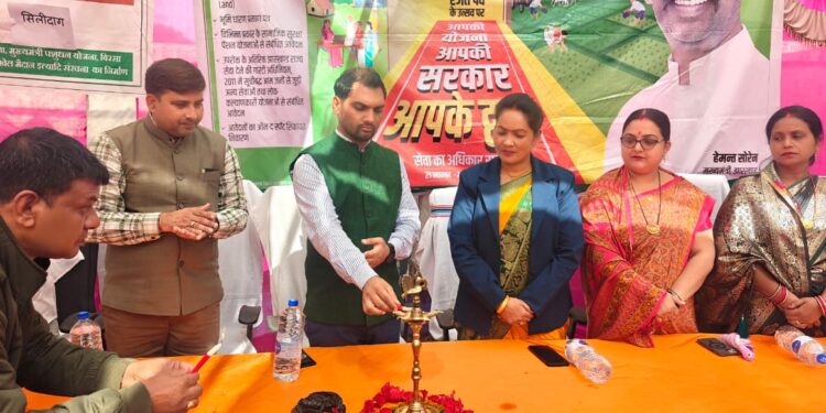 गढ़वा में सरकार का ग्रैंड फिनाले शुरू: DC खुद सिलिदाग पहुंचे, बोले—“कल अंतिम दिन, एक भी हकदार खाली हाथ नहीं जाएगा!”