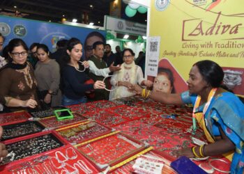 दिल्ली में झारखंड की दीदियों ने मचाया धमाल: 14 दिन में 30.72 लाख का कारोबार, पलाश रागी लड्डू-आदिवा ज्वेलरी देख लोग बोले—“ये तो घर ले जाना ही पड़ेगा!”