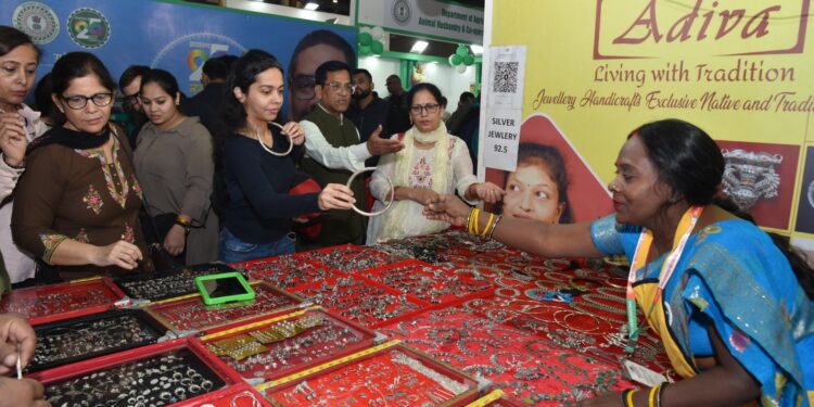 दिल्ली में झारखंड की दीदियों ने मचाया धमाल: 14 दिन में 30.72 लाख का कारोबार, पलाश रागी लड्डू-आदिवा ज्वेलरी देख लोग बोले—“ये तो घर ले जाना ही पड़ेगा!”