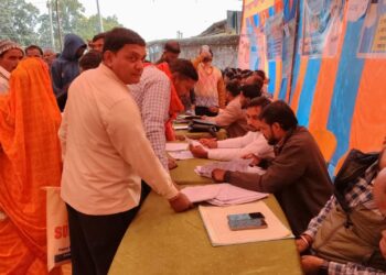 गढ़वा में खुशियों का डबल धमाका: 30 आदिवासियों को वनाधिकार पट्टा, 18 दीदियों को नौकरी, DC बोले—“ये झारखंड की रजत जयंती की असली सौगात है!”