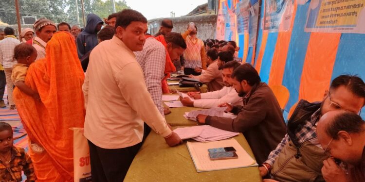 गढ़वा में खुशियों का डबल धमाका: 30 आदिवासियों को वनाधिकार पट्टा, 18 दीदियों को नौकरी, DC बोले—“ये झारखंड की रजत जयंती की असली सौगात है!”