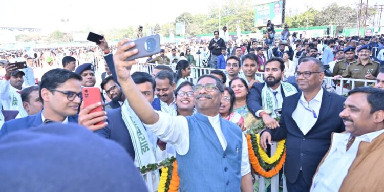 रांची में 8792 युवाओं का सपना पूरा: CM हेमन्त ने एक साथ थमाए नियुक्ति पत्र, बोले—“अब हर नौजवान को एक और नौजवान बनाने का संकल्प लो!”