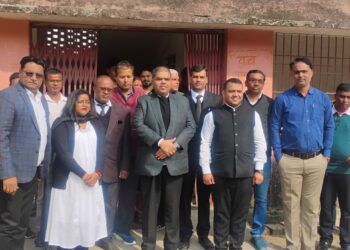 गढ़वा के जज साहब ने रुला दिया: वृद्धाश्रम पहुंचे तो बुजुर्गों को गले लगाकर दिए कंबल-जैकेट, बोले—“आप हमारे माता-पिता हैं, ठंड नहीं लगने दूंगा!”