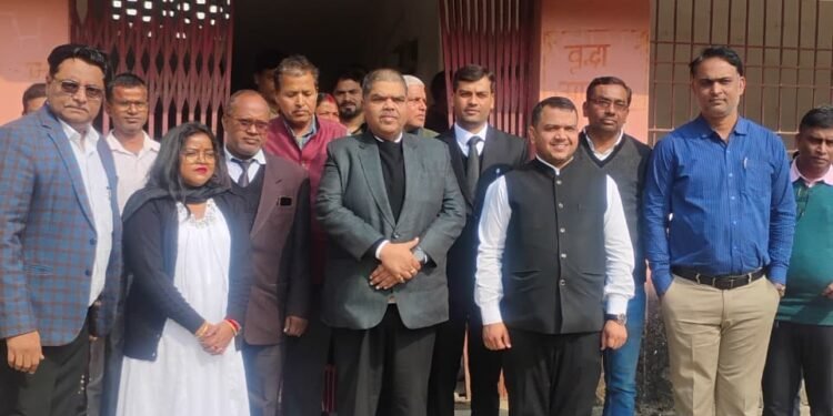 गढ़वा के जज साहब ने रुला दिया: वृद्धाश्रम पहुंचे तो बुजुर्गों को गले लगाकर दिए कंबल-जैकेट, बोले—“आप हमारे माता-पिता हैं, ठंड नहीं लगने दूंगा!”