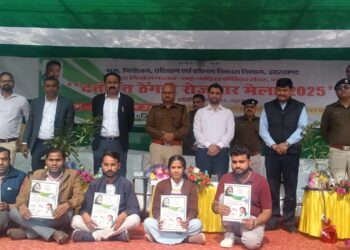 गढ़वा में रोजगार का धमाका: 1000+ युवा पहुंचे, 115 को मौके पर जॉब लेटर, DC बोले—“अब हुनर दिखाओ, नौकरी खुद दौड़कर आएगी!”