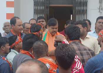 बैकुंठपुर में वोटिंग के बाद खूनी खेल: BJP वोटर्स पर RJD का लाठीचार्ज, 3 घायल, मिथिलेश तिवारी ने 48 घंटे में गिरफ्तारी का अल्टीमेटम!