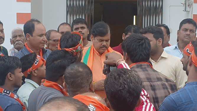 बैकुंठपुर में वोटिंग के बाद खूनी खेल: BJP वोटर्स पर RJD का लाठीचार्ज, 3 घायल, मिथिलेश तिवारी ने 48 घंटे में गिरफ्तारी का अल्टीमेटम!