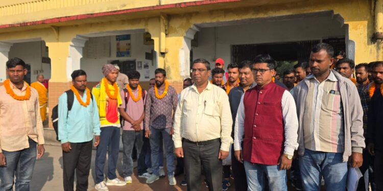 ट्यूनीशिया से घर लौटे 48 झारखंडी श्रमिक: CM हेमंत सोरेन का ‘मसीहा’ अंदाज, विदेशी जाल से छुड़ाई जान!