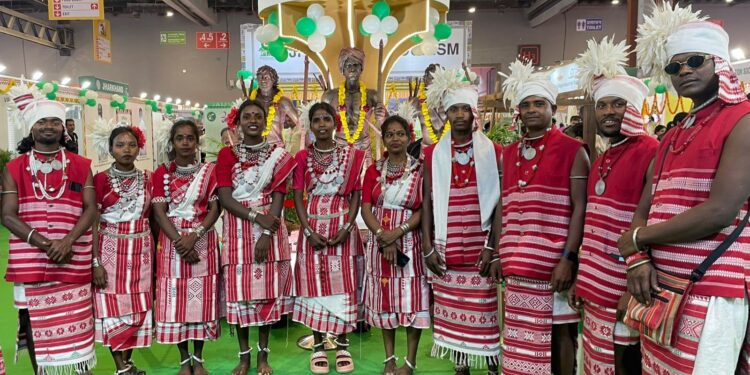 प्रगति मैदान में झारखंडी जश्न: बिरसा मुंडा को पुष्पांजलि, उलगुलान नृत्य से गूंजा पवेलियन—दिल्ली भी झूमी!