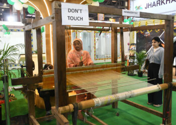 दिल्ली IITF में झारखंड की दीदियां छा गईं: लाइव तसर धागा निकालती महिला कारीगर, लाख चूड़ियां, हस्तशिल्प—लोग बोले “ये तो चलता-फिरता आत्मनिर्भर भारत है!”