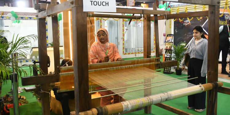 दिल्ली IITF में झारखंड की दीदियां छा गईं: लाइव तसर धागा निकालती महिला कारीगर, लाख चूड़ियां, हस्तशिल्प—लोग बोले “ये तो चलता-फिरता आत्मनिर्भर भारत है!”