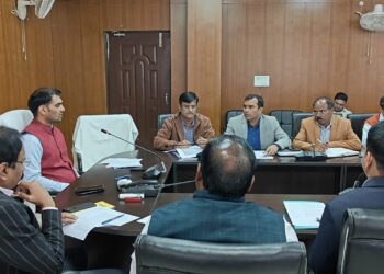 गढ़वा में 2026 नगर निकाय चुनाव की पूरी तैयारी: DC दिनेश यादव ने ऐलान—“एक भी मतदान केंद्र में पानी-छांव की कमी नहीं होनी चाहिए!”