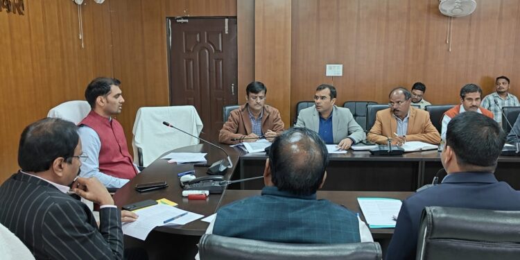 गढ़वा में 2026 नगर निकाय चुनाव की पूरी तैयारी: DC दिनेश यादव ने ऐलान—“एक भी मतदान केंद्र में पानी-छांव की कमी नहीं होनी चाहिए!”