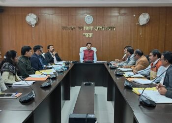 गढ़वा DC का सख्त फरमान: “मतदाता सूची मैपिंग 10% हर हफ्ते बढ़ाओ वरना…” – मृत, शिफ्टेड, गायब वोटरों की लिस्ट फाइनल करने की डेडलाइन!