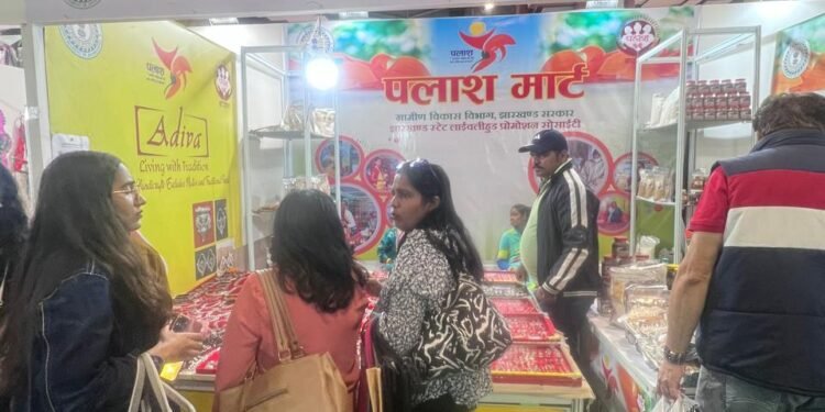 दिल्ली IITF में झारखंड की हंसुली-ठेला-पैरी ने लूट लिया दिल: युवा बोले “ये तो असली एथनिक फैशन है, अभी खरीदो वरना खत्म हो जाएगा!”