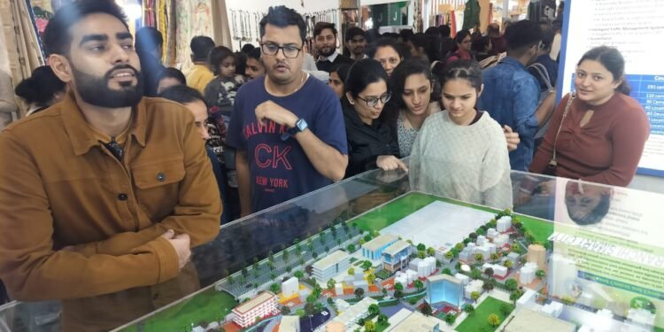 दिल्ली IITF में रांची स्मार्ट सिटी मॉडल देख लोग दंग: “अरे ये तो दुबई-सिंगापुर से भी आगे निकलने वाला है, 10 साल में रांची बन जाएगा नॉलेज का दुबई!”