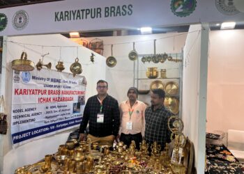 IITF के आखिरी दो दिन: झारखंड पैवेलियन में छूट का तूफान! करियातपुर ब्रास से मटका सिल्क तक सब सस्ता, लोग बोले—“अब झारखंड का सामान बिना खरीदे घर नहीं जाएंगे!”