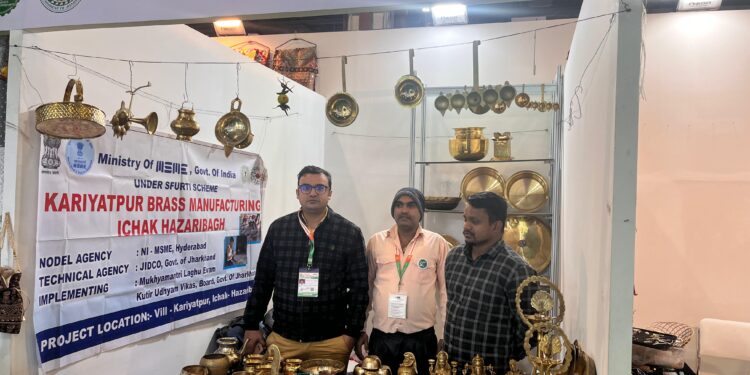 IITF के आखिरी दो दिन: झारखंड पैवेलियन में छूट का तूफान! करियातपुर ब्रास से मटका सिल्क तक सब सस्ता, लोग बोले—“अब झारखंड का सामान बिना खरीदे घर नहीं जाएंगे!”