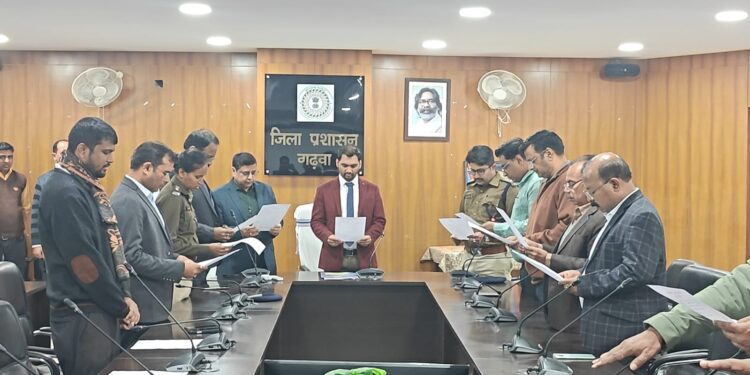 संविधान दिवस 2025: गढ़वा में प्रस्तावना पाठ और बाबा साहेब को नमन