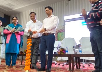 गढ़वा में धान खरीदी का मेगा ट्रेनिंग: DC ने गरजकर कहा—“15 दिसंबर से एक भी किसान को परेशान मत होने देना, एक क्लिक में तारीख-पैसा सब मिलेगा!”