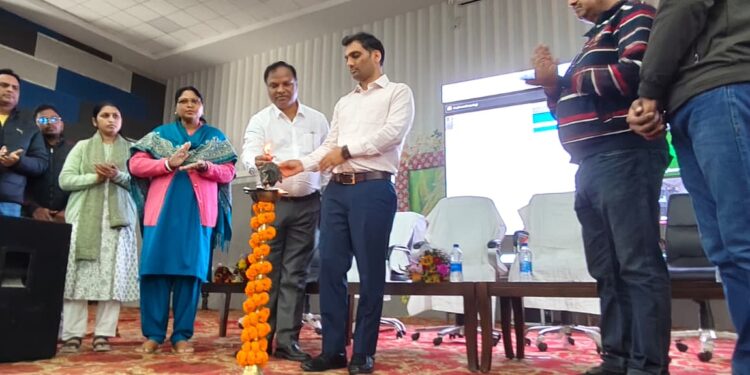 गढ़वा में धान खरीदी का मेगा ट्रेनिंग: DC ने गरजकर कहा—“15 दिसंबर से एक भी किसान को परेशान मत होने देना, एक क्लिक में तारीख-पैसा सब मिलेगा!”