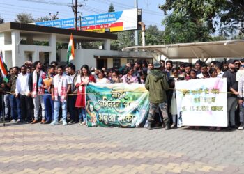 ढोल-नगाड़ों के साथ CM हाउस पहुंचे सैकड़ों युवा: JSSC CGL की रोक हटी, हेमन्त सोरेन बोले—“तुम्हारा संघर्ष रंग लाया, अब जल्द हाथों में नियुक्ति पत्र होगा!”