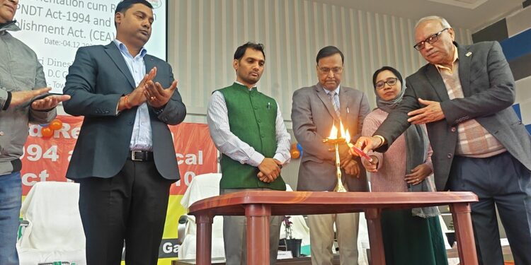 गढ़वा में DC का अल्टीमेटम: “झोलाछाप डॉक्टरों की खैर नहीं! 2 नोटिस के बाद क्लिनिक सील, अल्ट्रासाउंड बिना लाइसेंस चले तो जेल!”