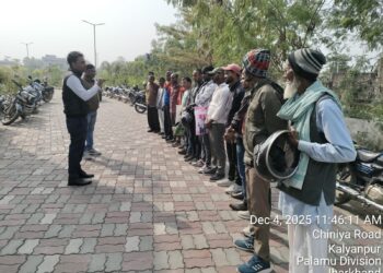 गढ़वा में सड़क पर गरजा अलर्ट: “हेलमेट नहीं तो जान गई, घायल को बचाया तो 2000 रु + सर्टिफिकेट, हिट एंड रन में 2 लाख तक मुआवजा!”